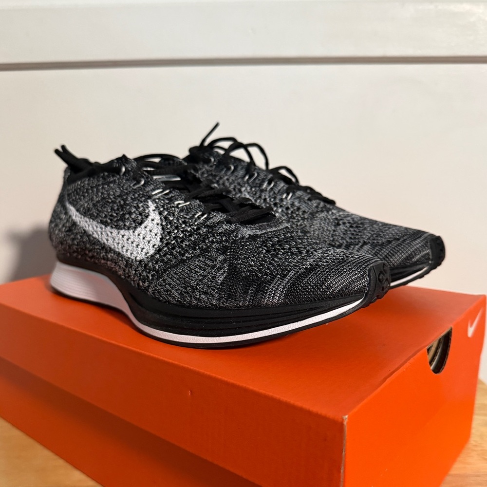 Nike Flyknit Racers Oreo
